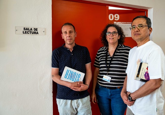 Adrián, Sonia y Carlos, antes de entrar al club de lectura.